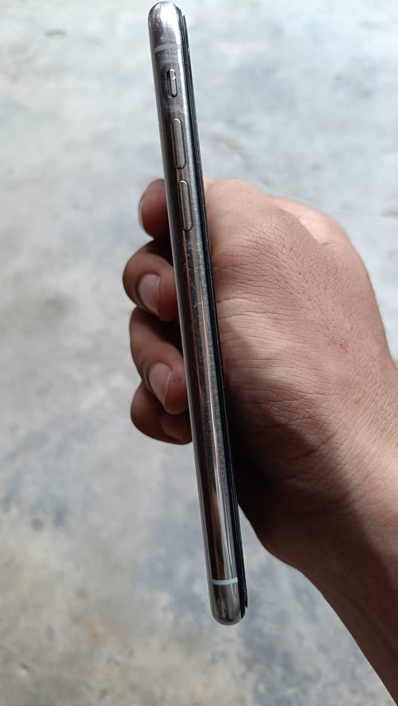 Apple iPhone X 4