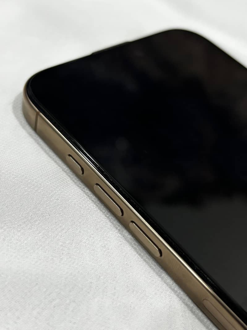 iPhone 16 pro max 4