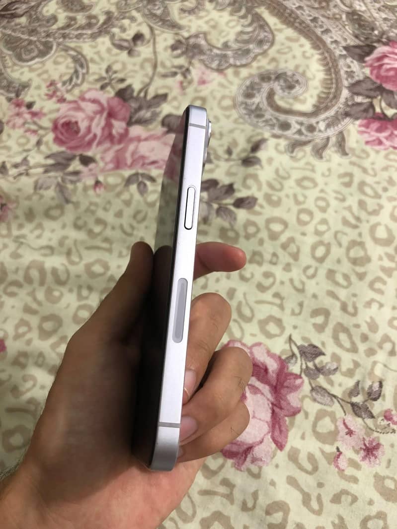 Apple iPhone 14 4