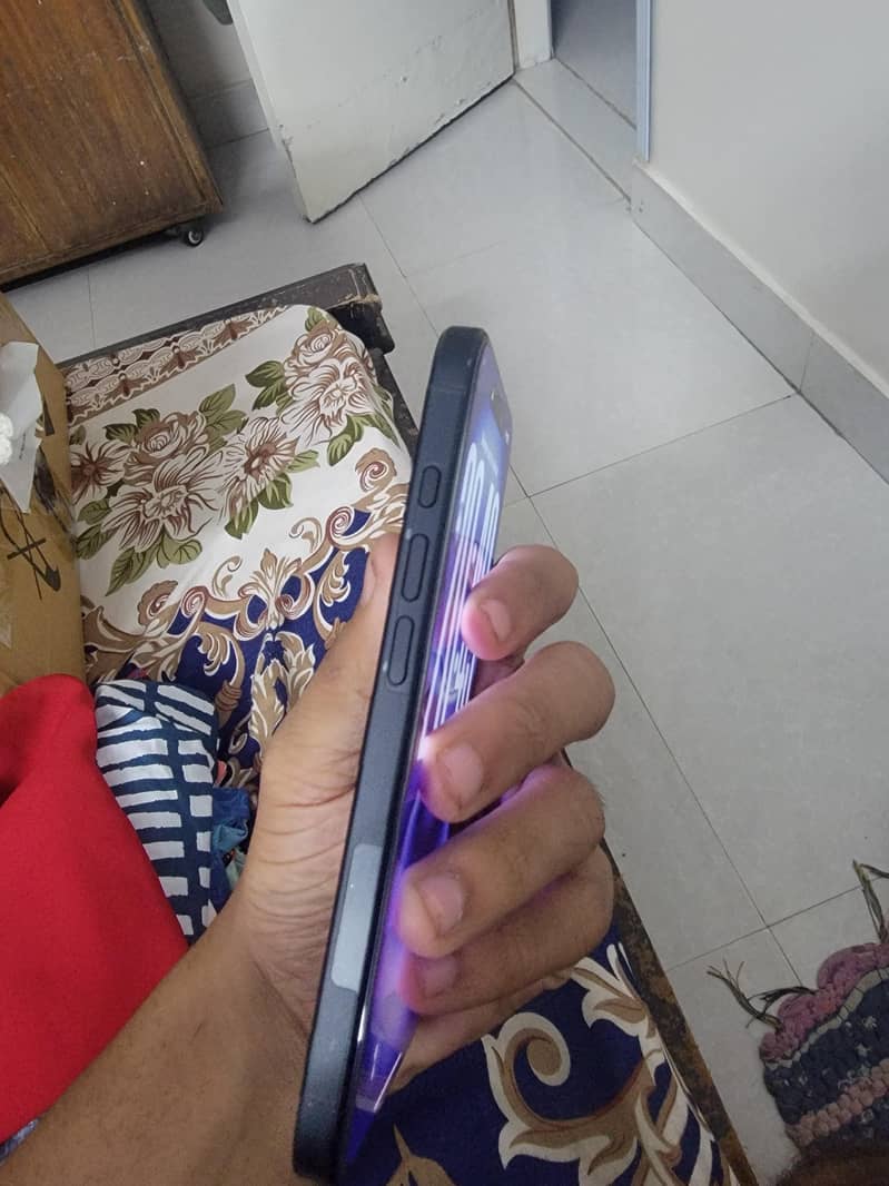 Apple iPhone 16 2