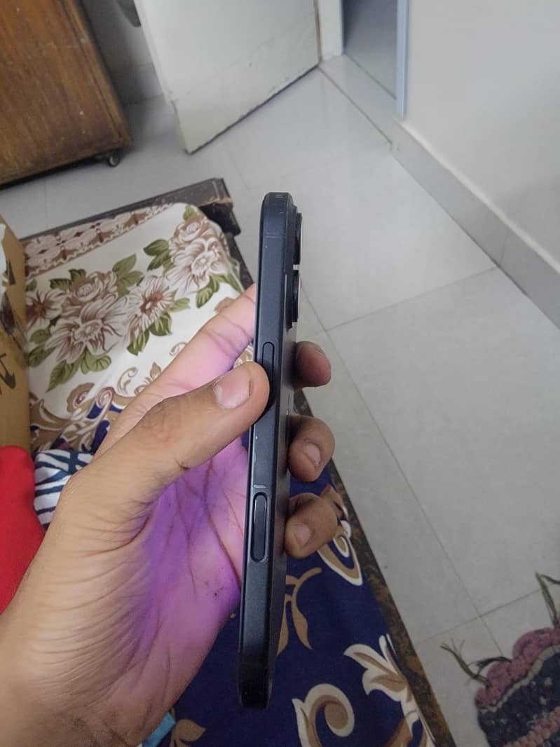 Apple iPhone 16 4