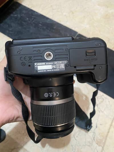 DSLR camera canon 700D with lens (18-55mm) (0.25m/0.8ft)