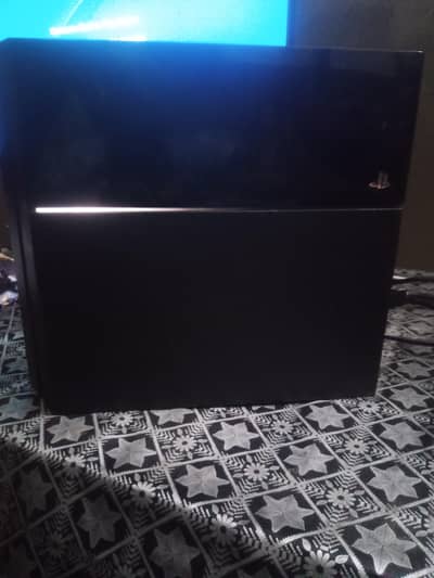 Ps 4 available hn with 2 games