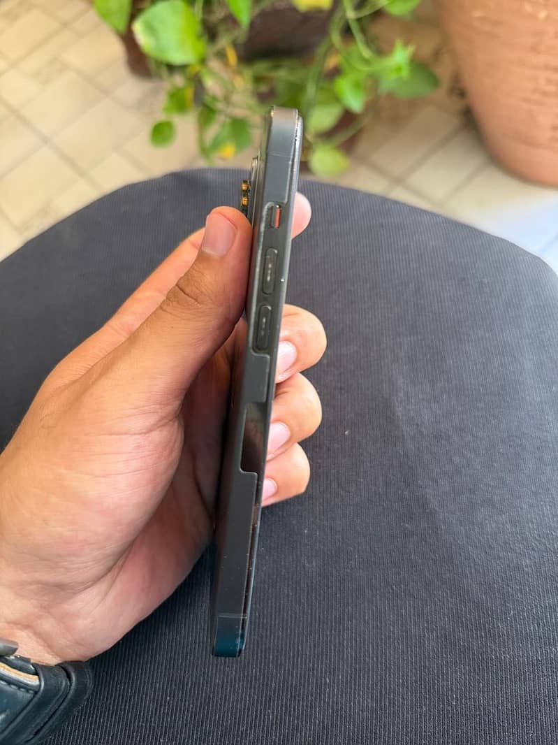iPhone 14 Pro JV 1