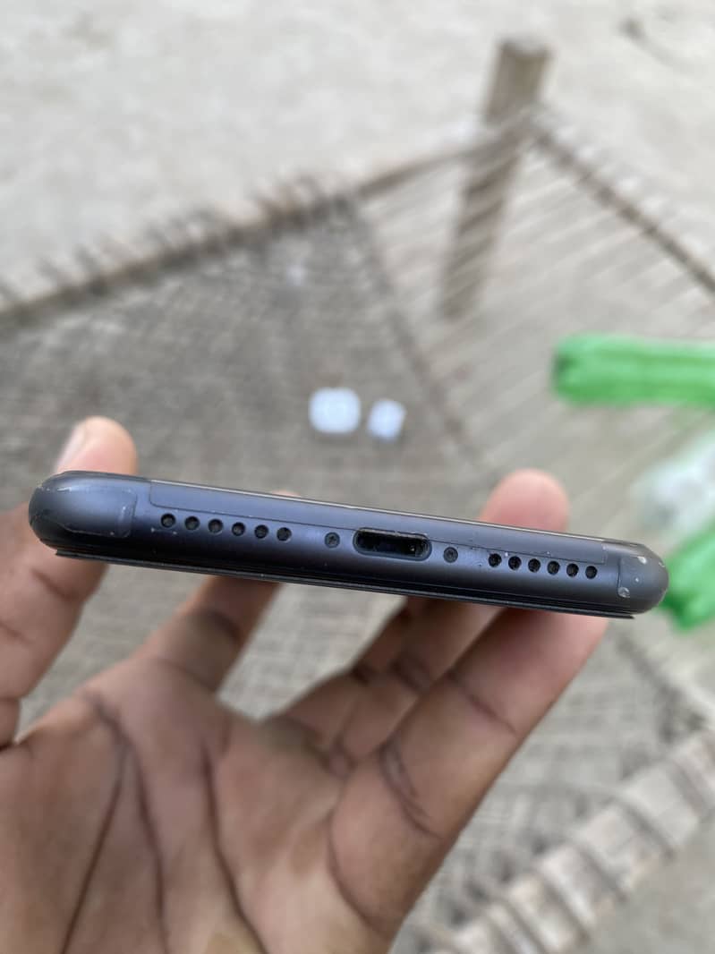 Apple iPhone 11 4