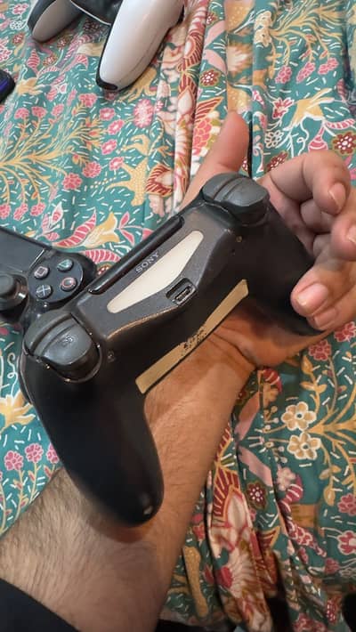 Play station 4 slim 2 controller 500gb