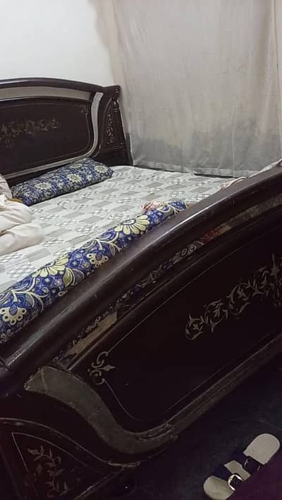 king bed without side tables