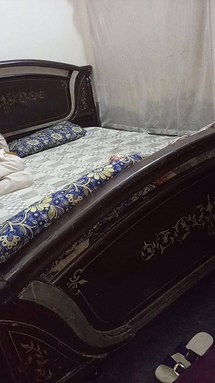 king bed without side tables 0