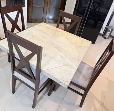 4seater dining table urgent sale
