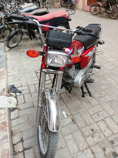 Gari bilkul ok he hyd num he 2016 model he 1st owner he