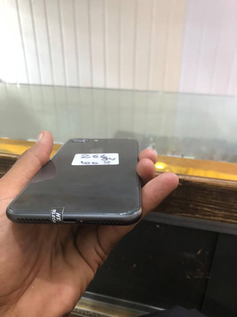 Apple iPhone 8 Plus 4