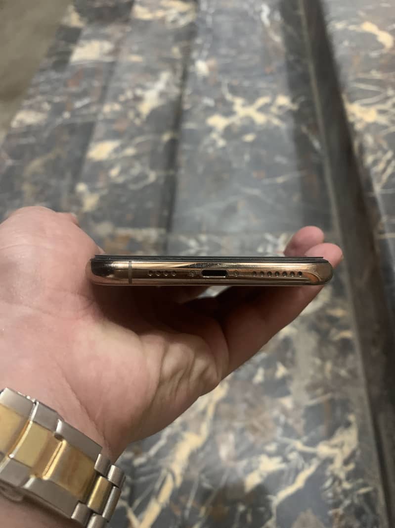 iPhone 11 Pro Max 4