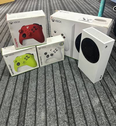 Xbox series s with 4 controllers