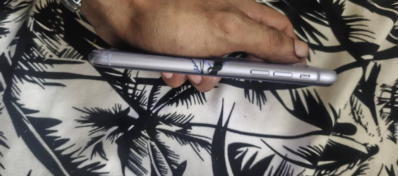 Apple iPhone 11 7
