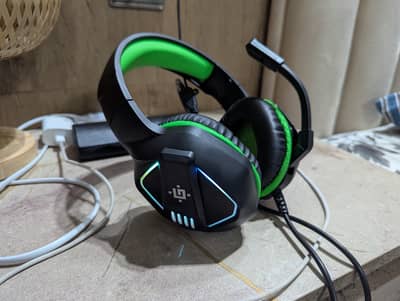 Used Headphones,extremely good condition,just out of box,rgb,mic,jack