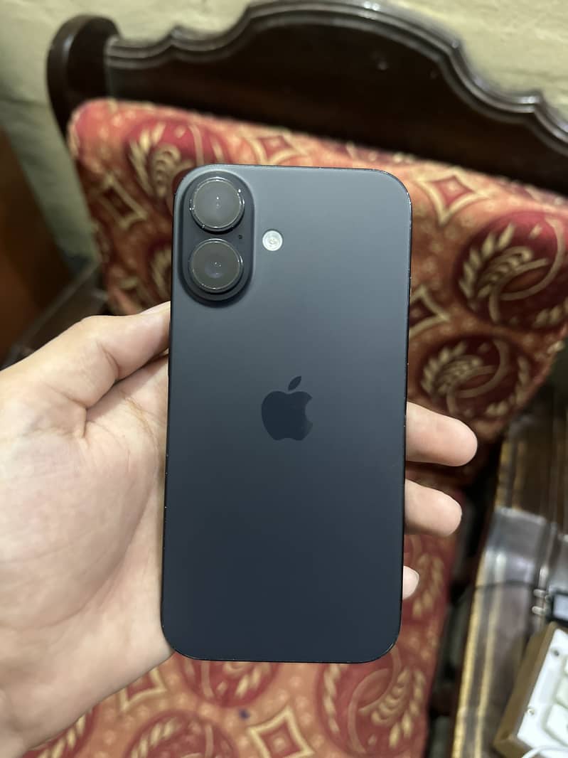 Apple iPhone 16 2