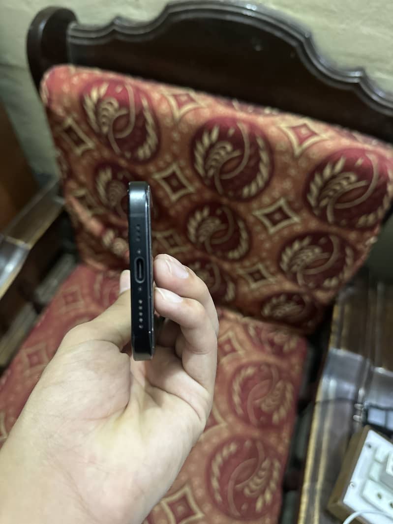 Apple iPhone 16 4