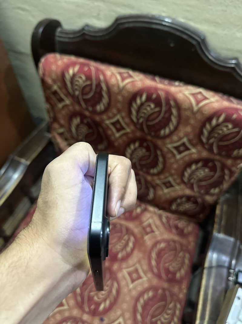 Apple iPhone 16 5