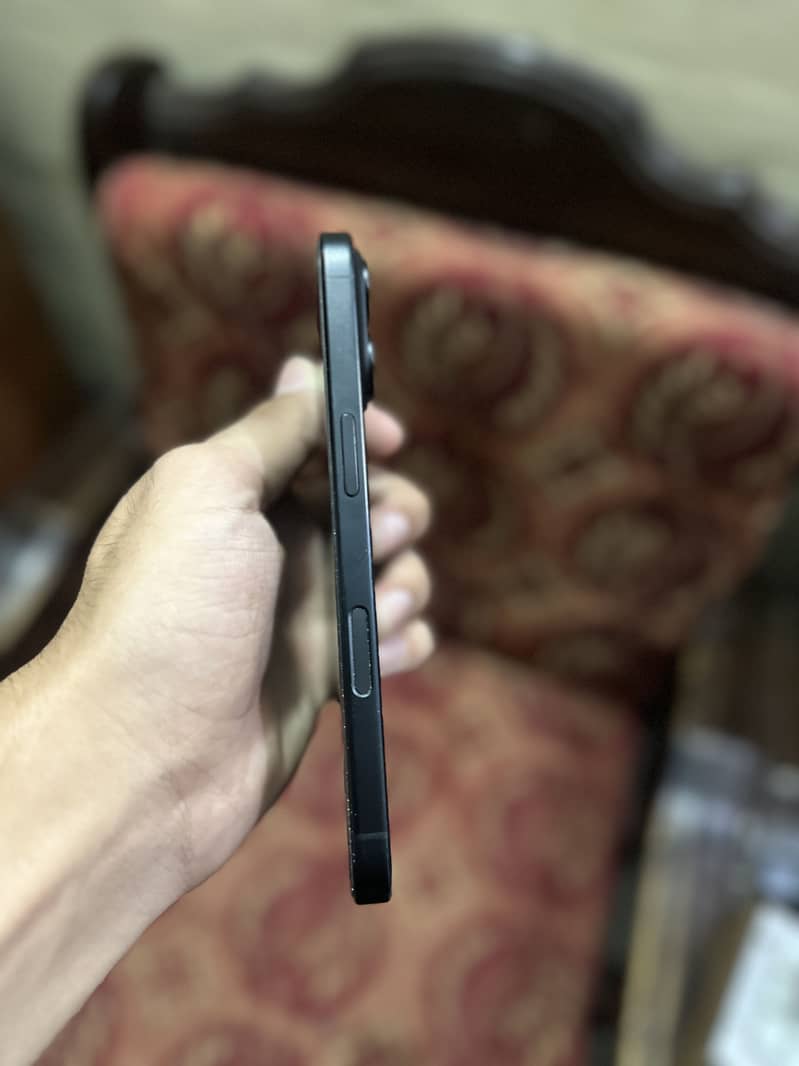 Apple iPhone 16 6