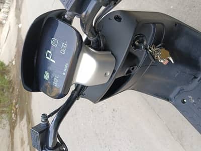 Metro E8S Electric Scooter 2024 – White