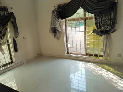 GROUND PORTION CORNER SEPERATE GATE FOR RENT