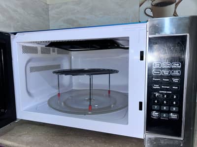 Microwave Oven – Clean & Fully Working