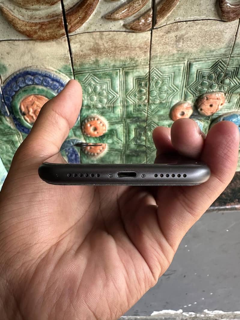 Apple iPhone 11 4