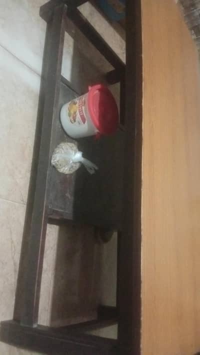 original wood ki mazboot bani hoi hai table kami payshi ho jaye gi