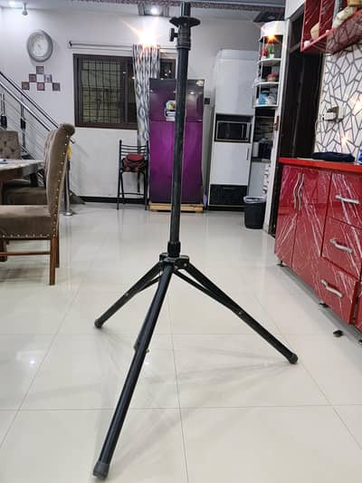 Heavy tripod stand for camera and speaker