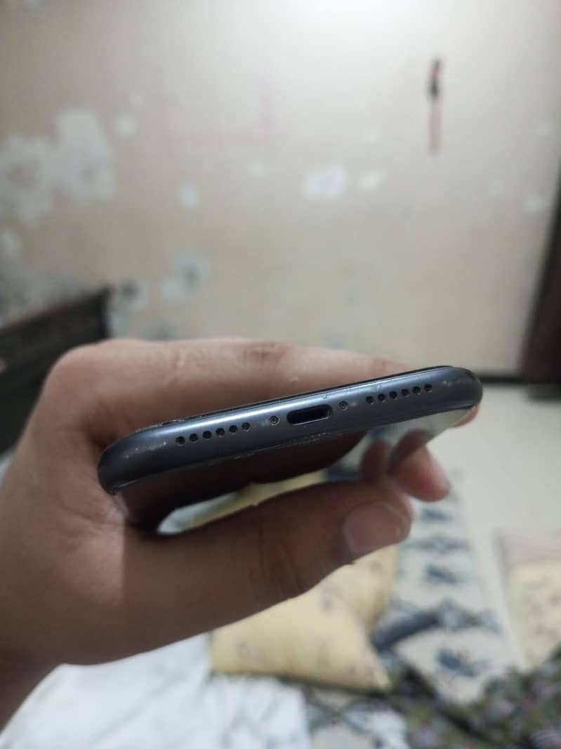 Apple iPhone 11 4