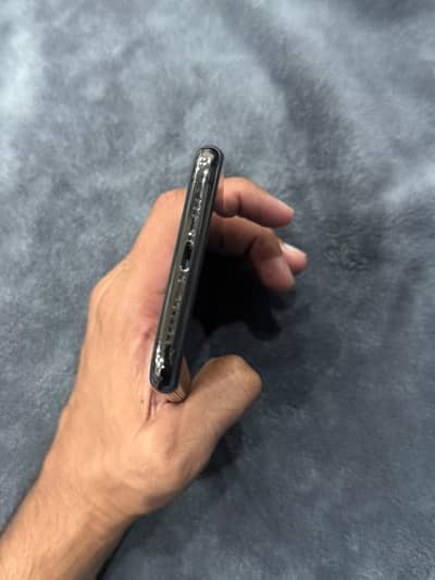 Apple iPhone 11 Pro 256GB ( used like a new )
