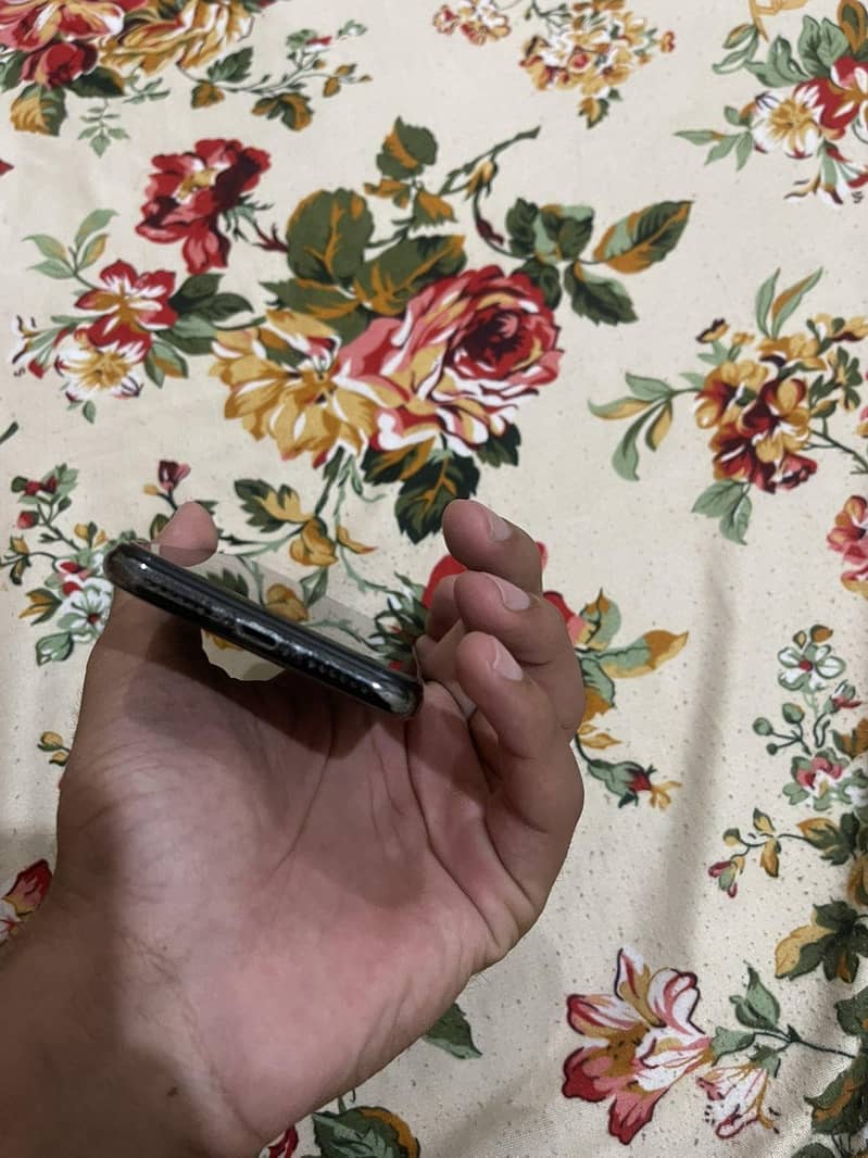 Apple iPhone X 4