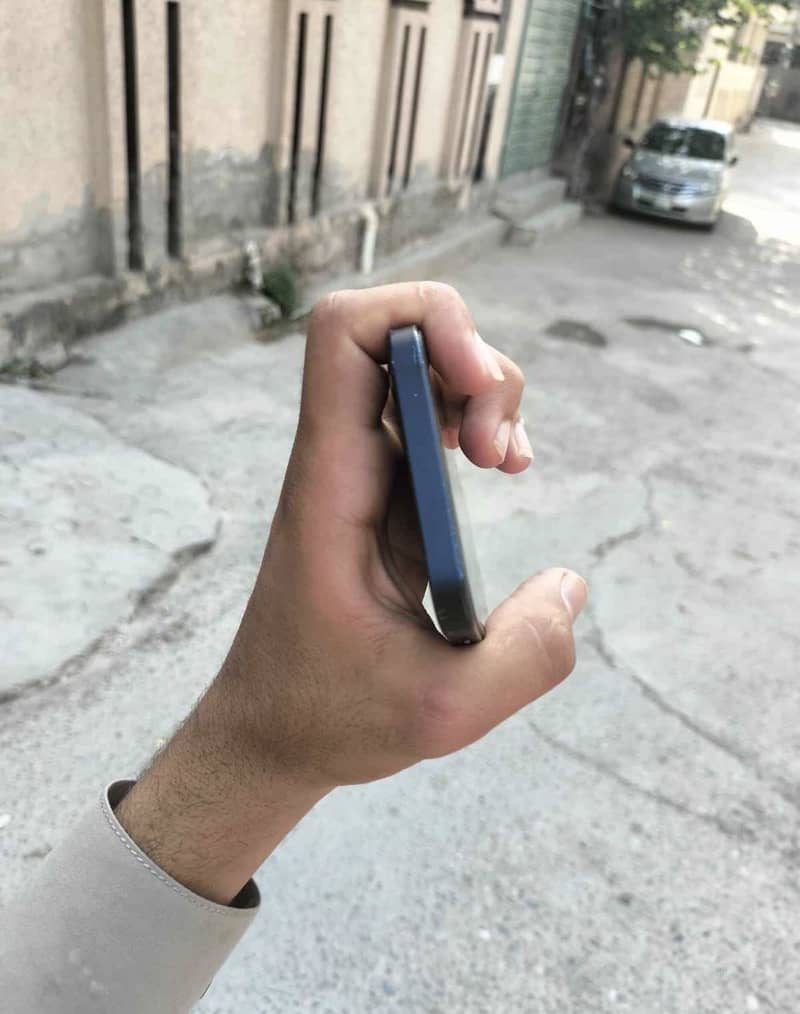 Apple iPhone 12 4