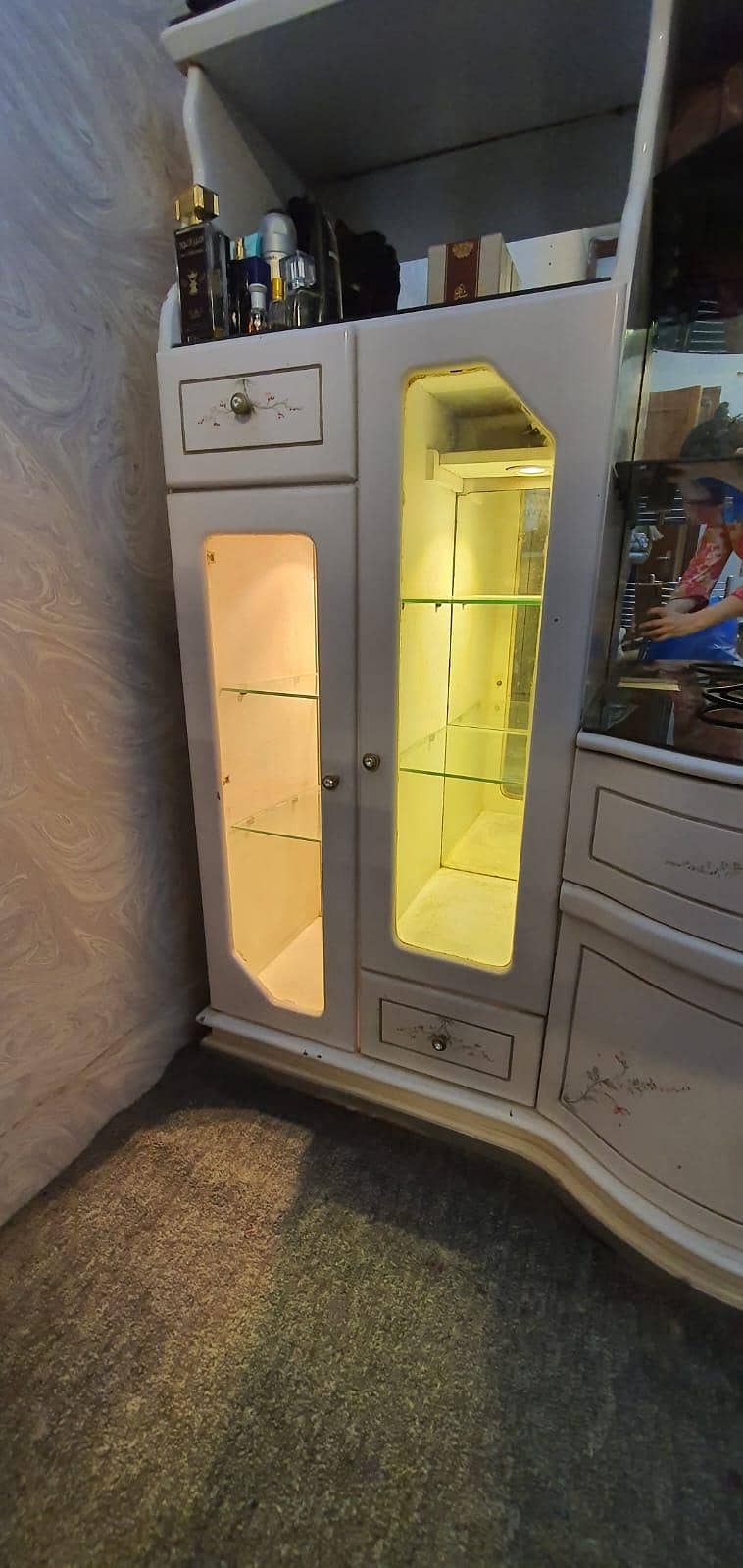 Divider wall unit showcase 4