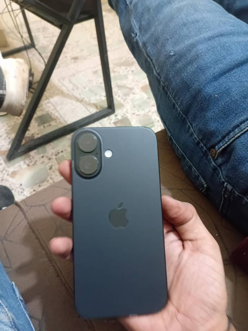 Apple iPhone 16 2
