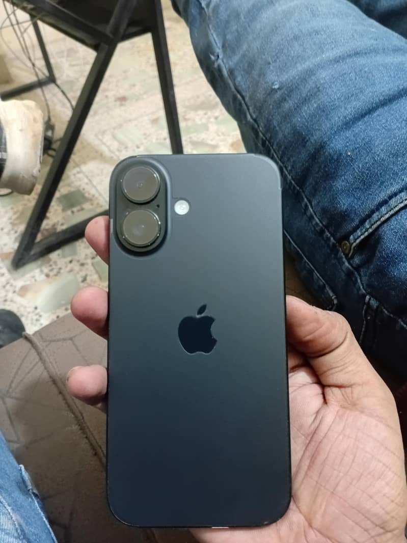 Apple iPhone 16 3