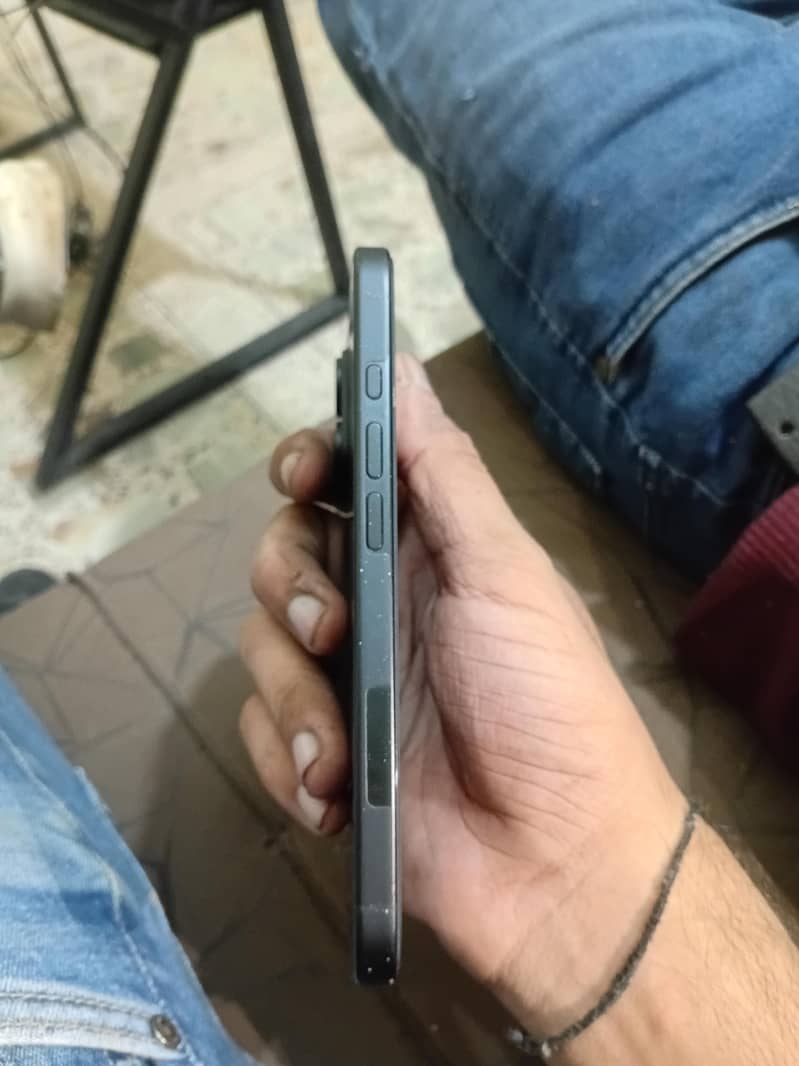 Apple iPhone 16 8