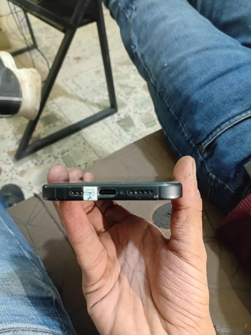 Apple iPhone 16 10
