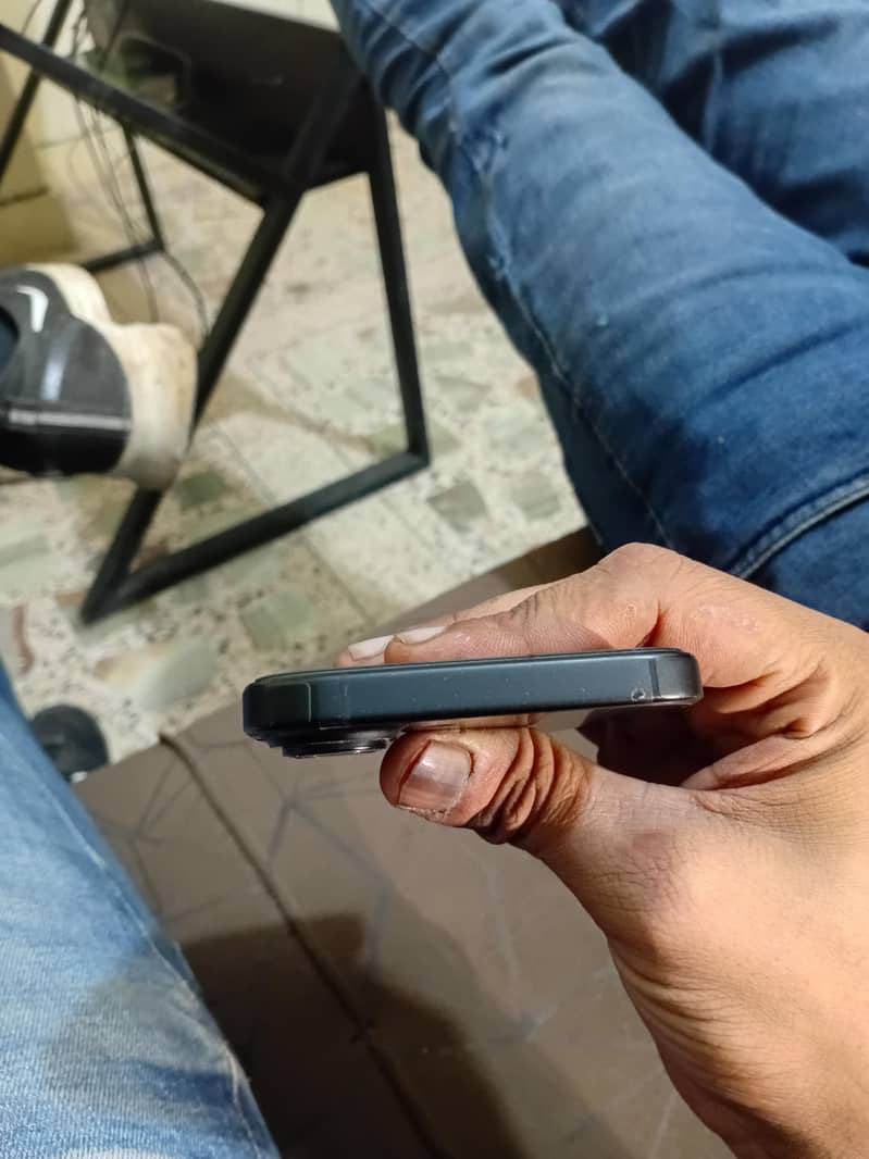 Apple iPhone 16 11