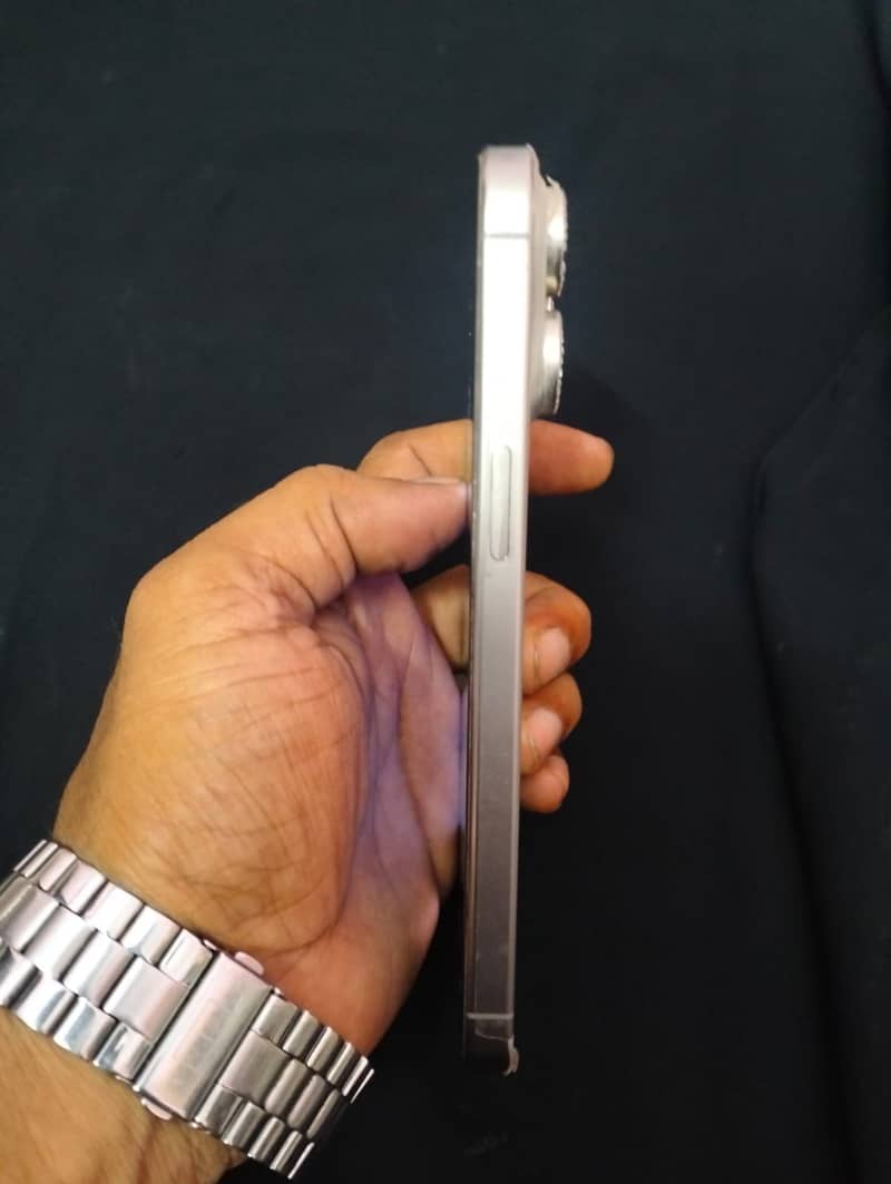 iPhone 16 pro max 4