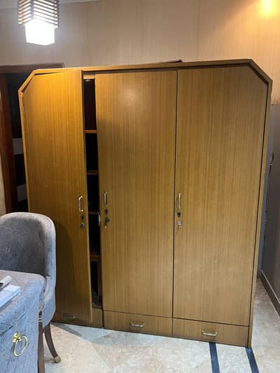 Wooden cupboard (3 door)