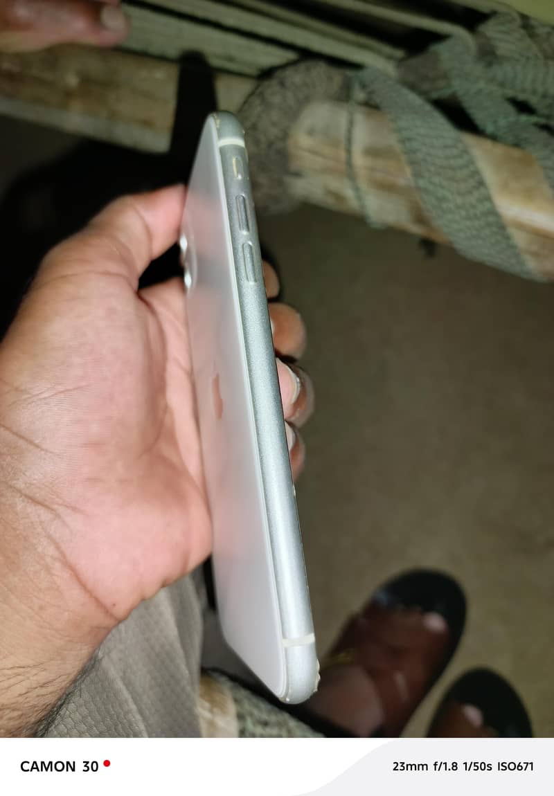 Apple iPhone 11 3