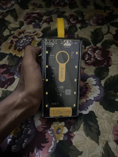 120 WAT WALA POWER BANK HAY IS SAY AP LAPTOP B CHARGE KAR SAKTAY