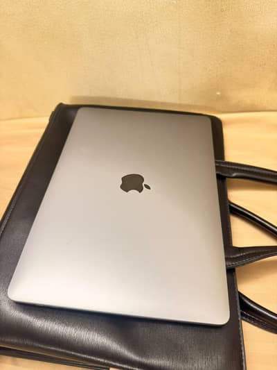 Macbook Pro M2 2022 13.3 inch 24 gb/ 1 Tb 24gb ram