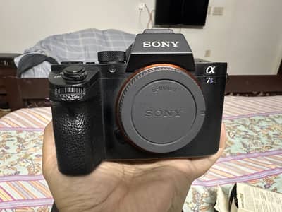 Sony camera A7Sii (A7S2) + 85mm f1.8 lens + rode wireless go 2