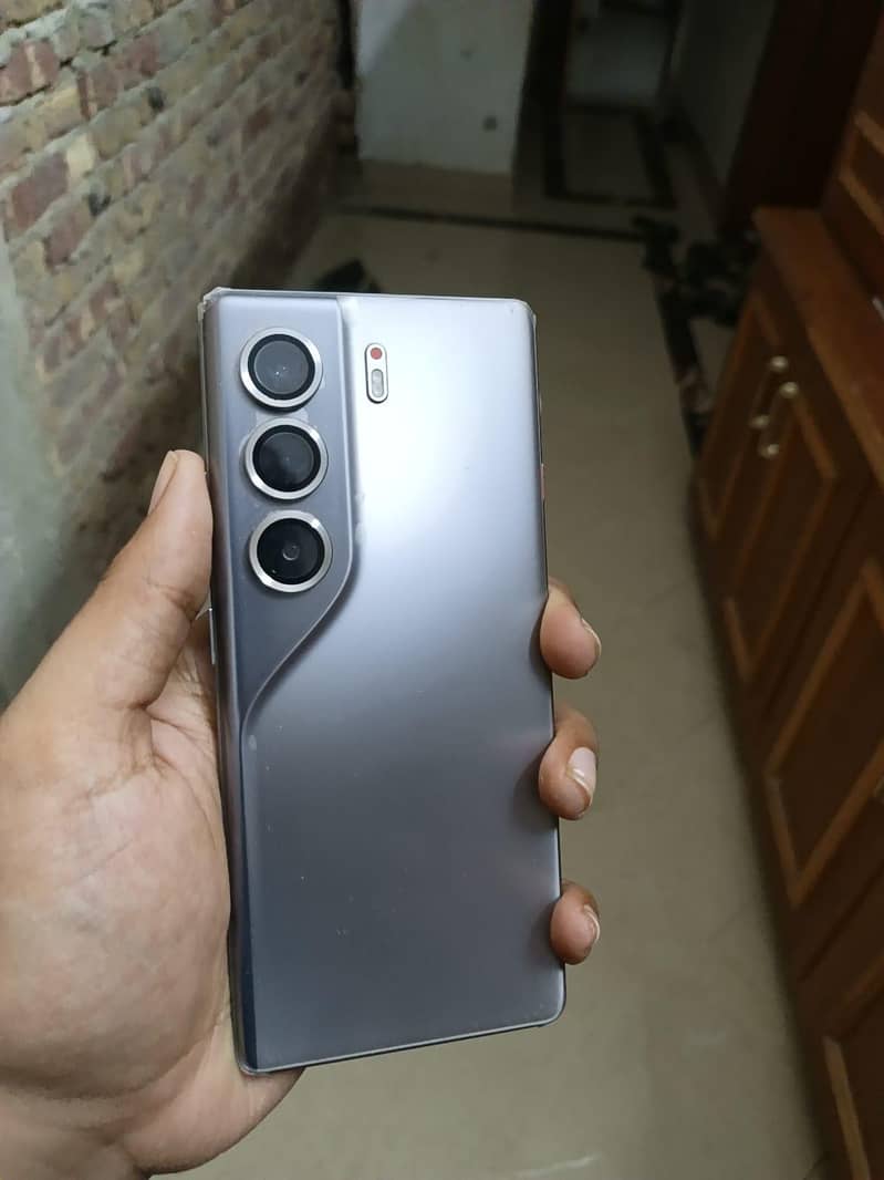 Tecno CAMON 40 Pro 1