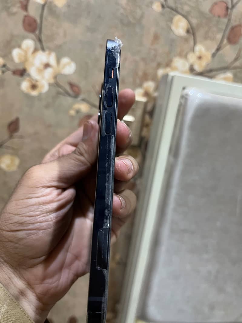 Apple iPhone 12 4