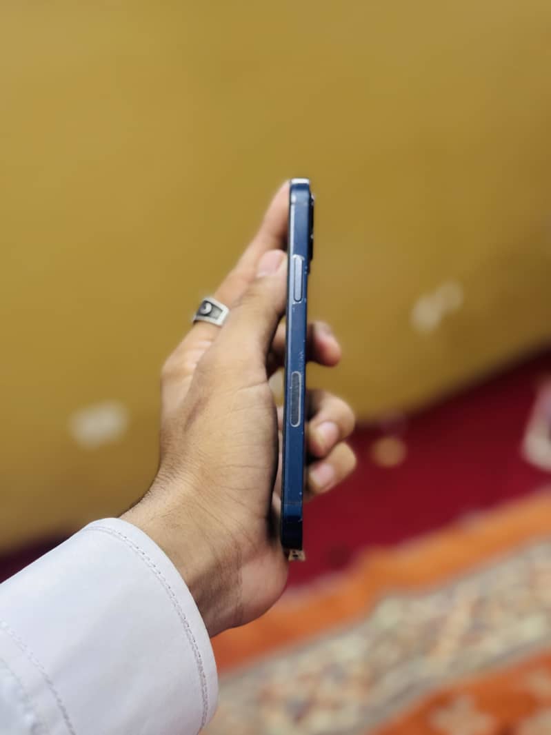Apple iPhone 12 4