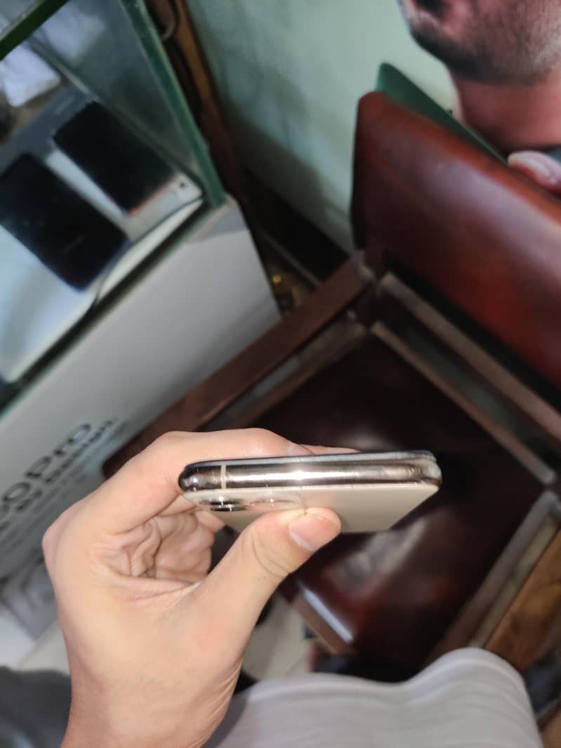 Apple iPhone 11 Pro 4