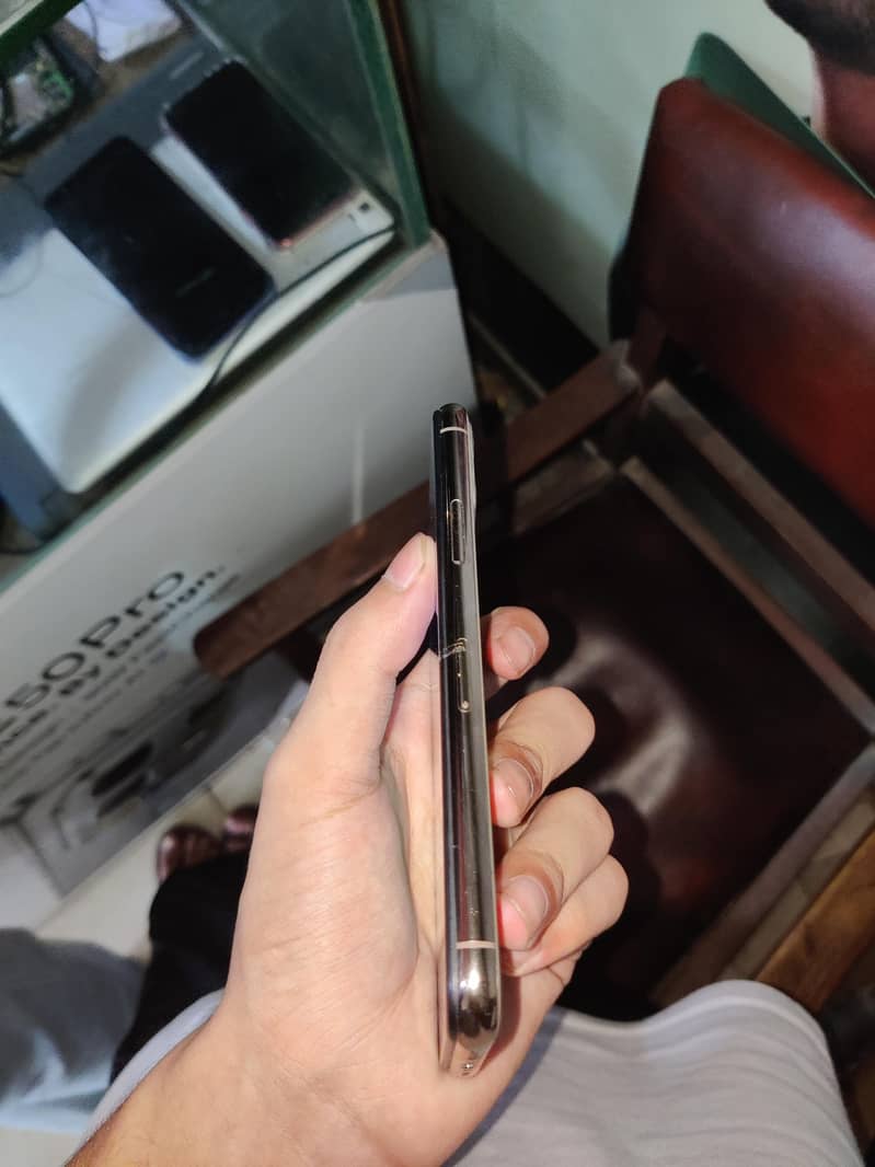 Apple iPhone 11 Pro 6
